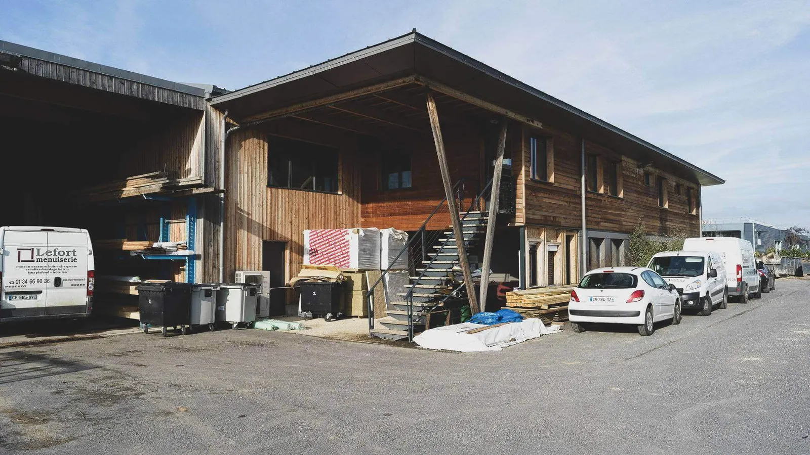 Bois massif travaillé dans l’atelier Lefort, à Ennery.
