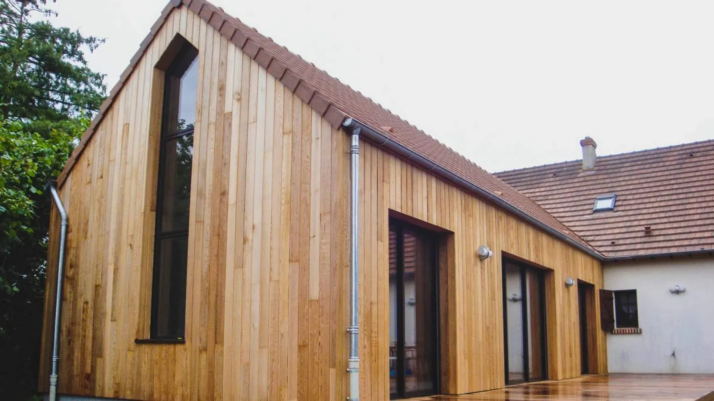 Extension en bois agrandissant une maison existante